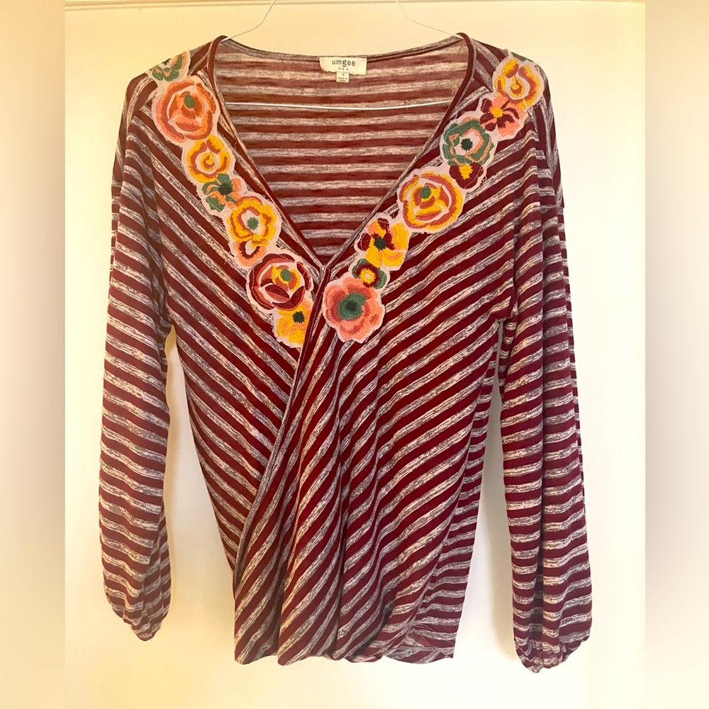 Umgee blouse with elastic wrist sleeves